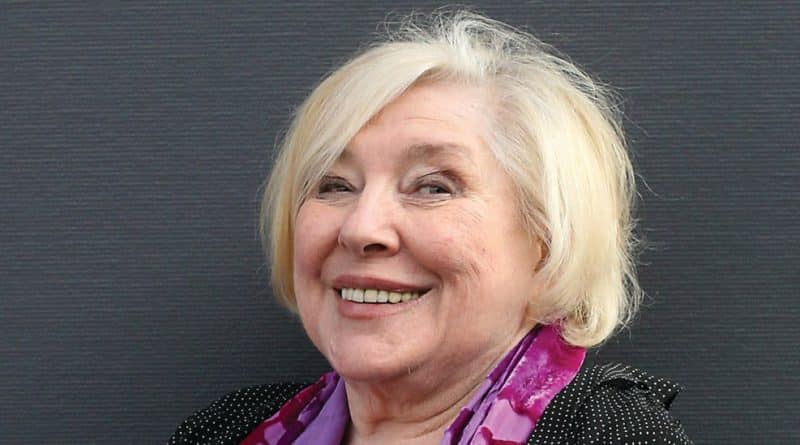 Знаменитости: Фэй Уэлдон: мужчины меняют пол, потому что женщиной "быть легче"