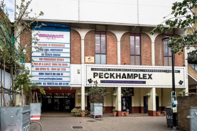 Общество: Активисты борются за сохранение популярного кинотеатра Peckhamplex