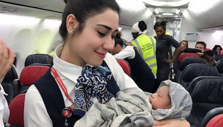 Общество: Бортпроводники Turkish Airlines приняли роды на высоте 42 000 футов