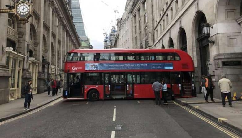 Общество: Автобус перекрыл улицу в центральном Лондоне