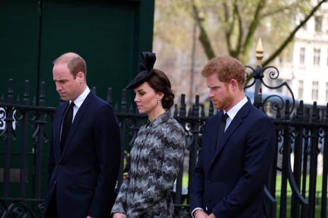 Общество: Члены королевской семьи присоединились к церковной службе в честь погибших во время Вестминстерского инцидента