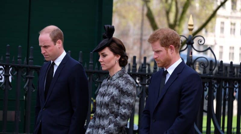 Общество: Члены королевской семьи присоединились к церковной службе в честь погибших во время Вестминстерского инцидента