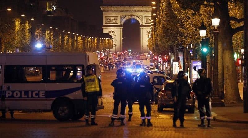 Полицейский и нападавший убиты во время перестрелки на Елисейских Полях 20042017 Происшествия: Полицейский и нападавший убиты во время перестрелки на Елисейских Полях