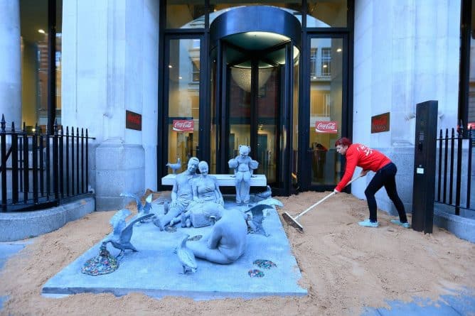 Общество: Активисты Гринпис заблокировали вход в лондонский офис Coca-Cola
