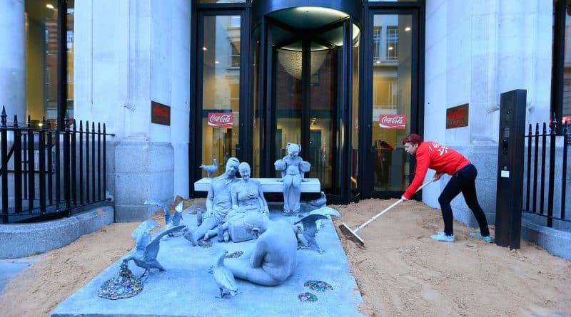 Общество: Активисты Гринпис заблокировали вход в лондонский офис Coca-Cola