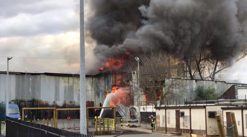 Более сотни пожарных брошены на борьбу с пожаром на складе в восточной части Лондона 23042017 Происшествия: Более сотни пожарных брошены на борьбу с пожаром на складе в восточной части Лондона
