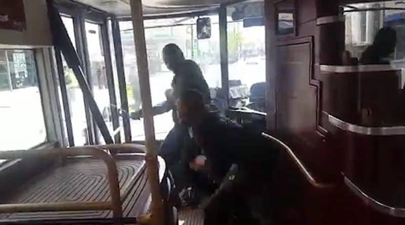 Пассажир обезоружил человека с ножом в автобусе в Stoke Newington 13042017 Происшествия: Пассажир обезоружил человека с ножом в автобусе в Stoke Newington