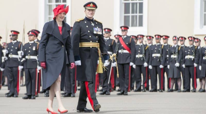Тереза Мэй выступила в Сандхерсте от имени королевы 14042017 Политика: Тереза Мэй выступила в Сандхерсте от имени королевы