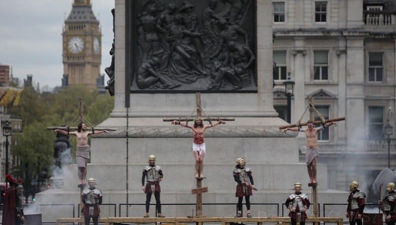 Общество: Сотни человек посетили постановку распятия Христа на Trafalgar Square