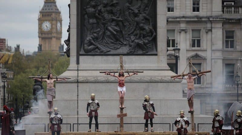 Общество: Сотни человек посетили постановку распятия Христа на Trafalgar Square