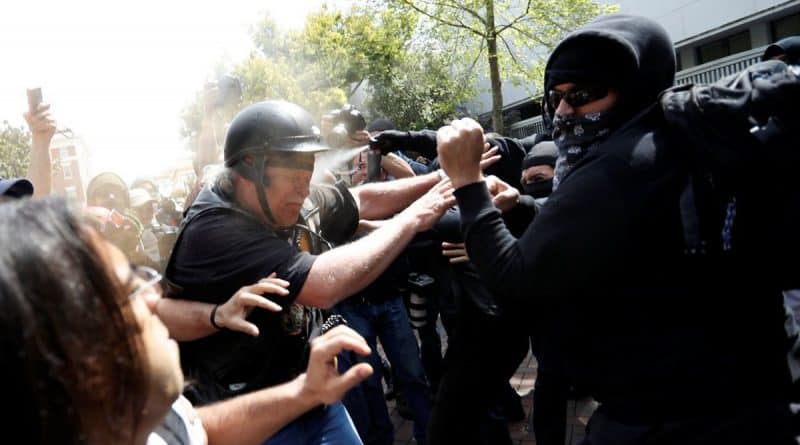 Столкновение сторонников и противников Трампа в Беркли. 11 пострадавших 16042017 В мире: Столкновение сторонников и противников Трампа в Беркли. 11 пострадавших