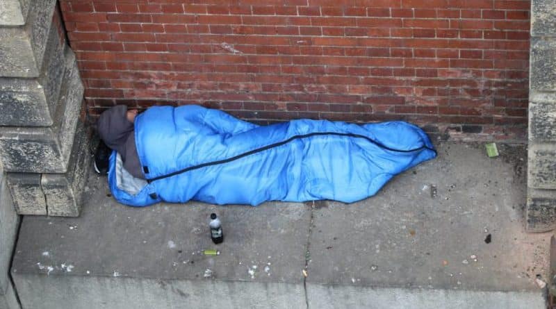 Фото бездомного, который спал в 20 футах над Темзой, вызвали шок у многих 19042017 Общество: Фото бездомного, который спал в 20 футах над Темзой, вызвали шок у многих