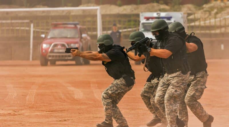 Британская полиция учится штурмовать вагоны метро 20042017 Общество: Британская полиция учится штурмовать вагоны метро