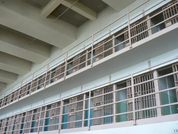 Закон и право: Экстремистов отделят от других заключенных