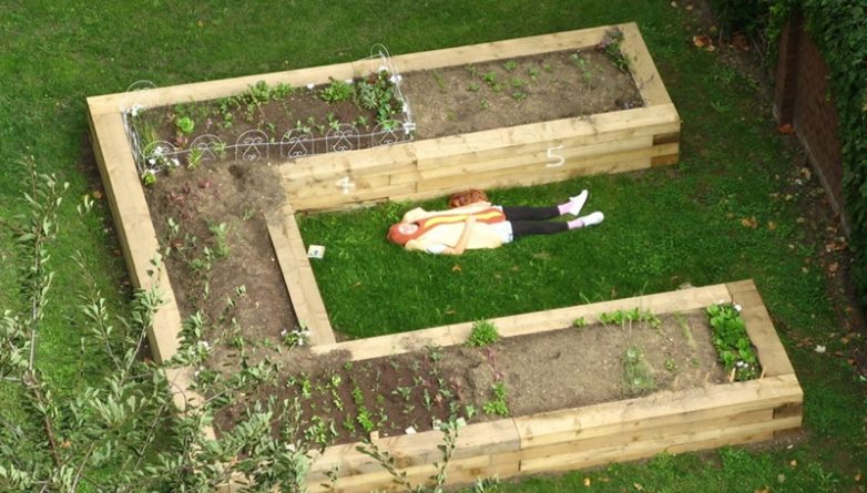Юмор: Кто-то в костюме хот-дога спал в огороде в восточном Лондоне