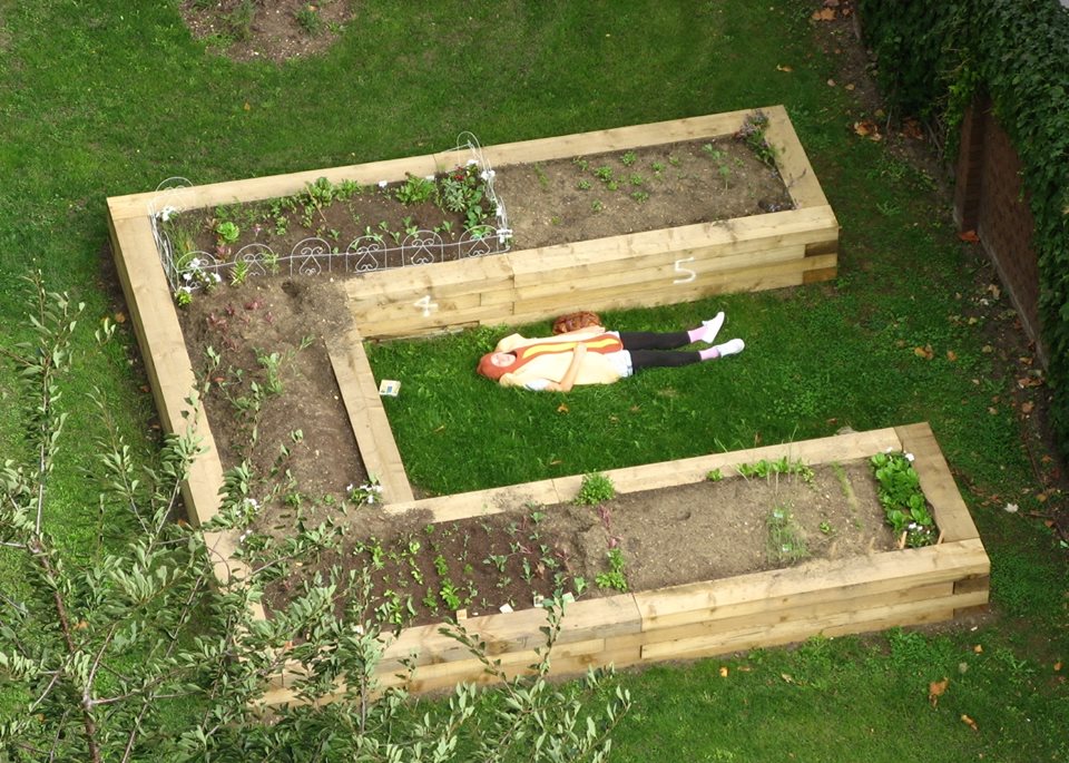 Кто-то в костюме хот-дога спал в огороде в восточном Лондоне