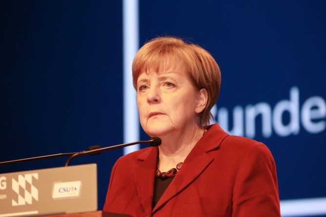 Политика: Германия пытается вмешаться в выборы, чтобы "убрать Терезу Мэй"