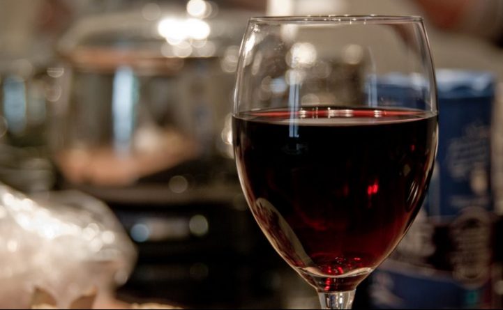 Здоровье и красота: Полбокала вина в день повышают риск рака груди