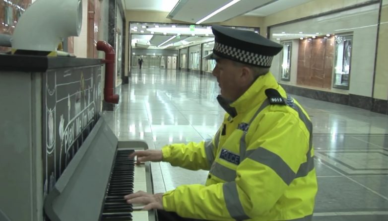 Общество: Уличный артист, одетый в полицейскую форму, сыграл на пианино на станции в Лондоне
