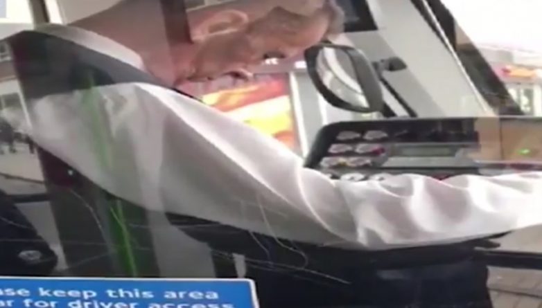 Общество: Спящего водителя трамвая сняли на видео в Croydon