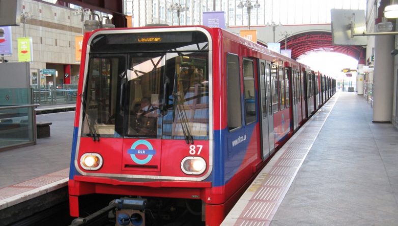 Общество: В DLR добавят 43 новых поезда с кондиционерами и USB-портами