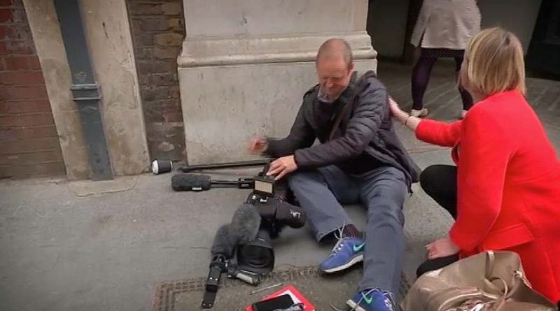 Автомобиль, в котором был Корбин, переехал ногу оператора ВВС 11052017 Общество: Автомобиль, в котором был Корбин, переехал ногу оператора ВВС