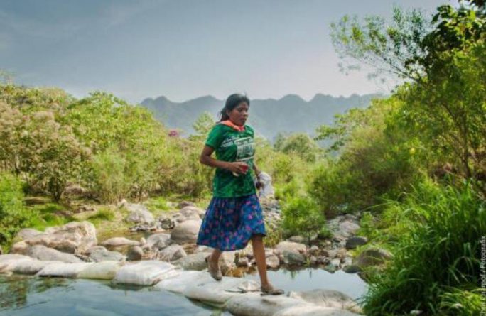 Спорт: Женщина из мексиканского племени Tarahumara выиграла марафон в сандалиях