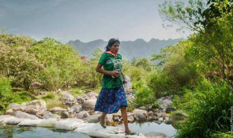 Женщина из мексиканского племени Tarahumara выиграла марафон в сандалиях 23052017 Спорт: Женщина из мексиканского племени Tarahumara выиграла марафон в сандалиях