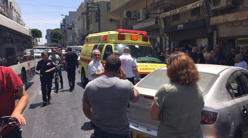 В Тель-Авиве легковой автомобиль врезался в толпу прохожих 22052017 В мире: В Тель-Авиве легковой автомобиль врезался в толпу прохожих