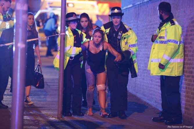 Происшествия: В Британии во время концерта Арианы Гранде на стадионе «Manchester Arena» прогремели 2 взрыва