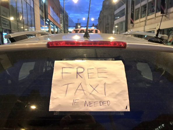 Общество: Манчестерские таксисты отключили счетчики чтобы помочь пострадавшим во время теракта