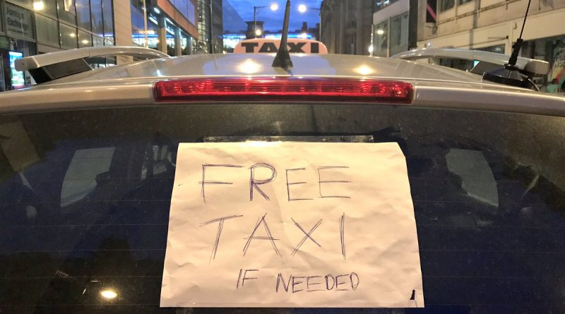 Манчестерские таксисты отключили счетчики чтобы помочь пострадавшим во время теракта 23052017 Общество: Манчестерские таксисты отключили счетчики чтобы помочь пострадавшим во время теракта