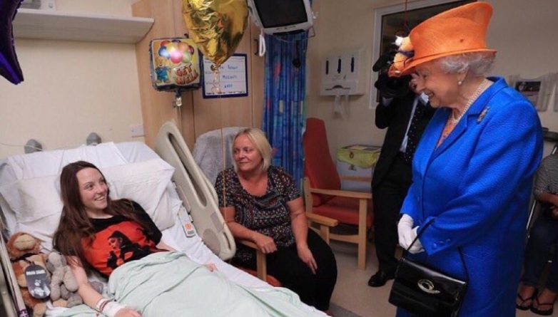 Общество: Королева посетила раненых детей в Манчестере
