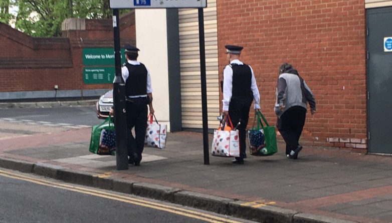 Общество: Лондонцы гордятся полицейскими, которые помогли женщине донести тяжелые сумки