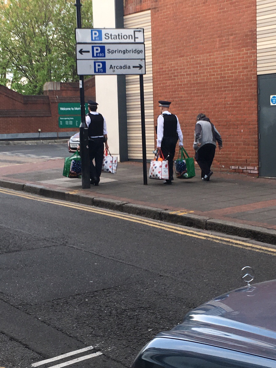 Лондонцы гордятся полицейскими, которые помогли женщине донести тяжелые сумки