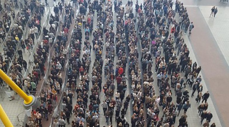 Общество: Вся суть британцев в одной фотографии или идеальная очередь