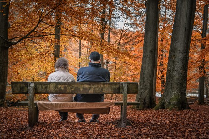 Общество: Пенсионеры все чаще хотят доживать свою жизнь с супругами