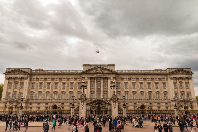 Происшествия: Сотрудников всех королевских резиденций срочно созвали в Букингемский дворец