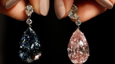 Серьги с бриллиантами на аукционе Sotheby’s продали за £44,9 млн