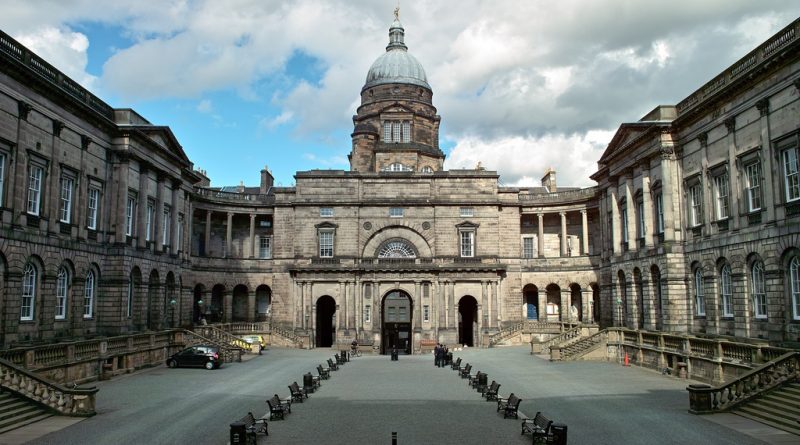 Студенты Edinburgh University получили фальшивку об отмене выпускного 01062017 Происшествия: Студенты Edinburgh University получили фальшивку об отмене выпускного