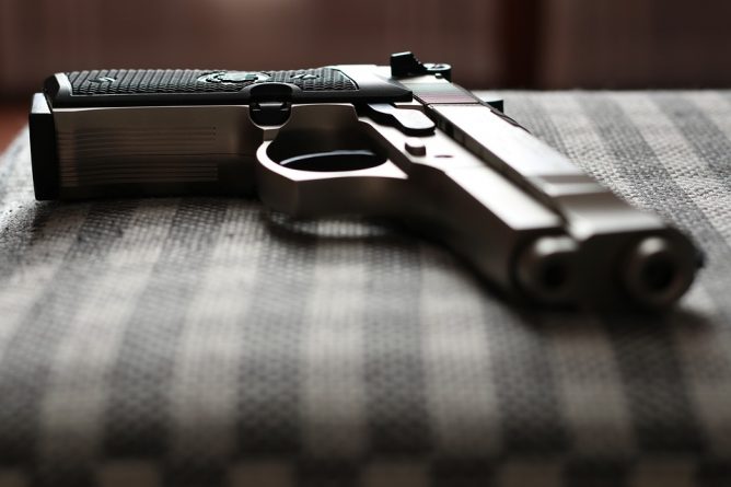 В мире: Отец учил детей обращаться с оружием и случайно застрелил дочь