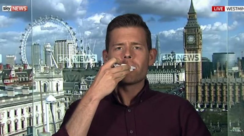 Видео: Британский политолог съел книгу в прямом эфире