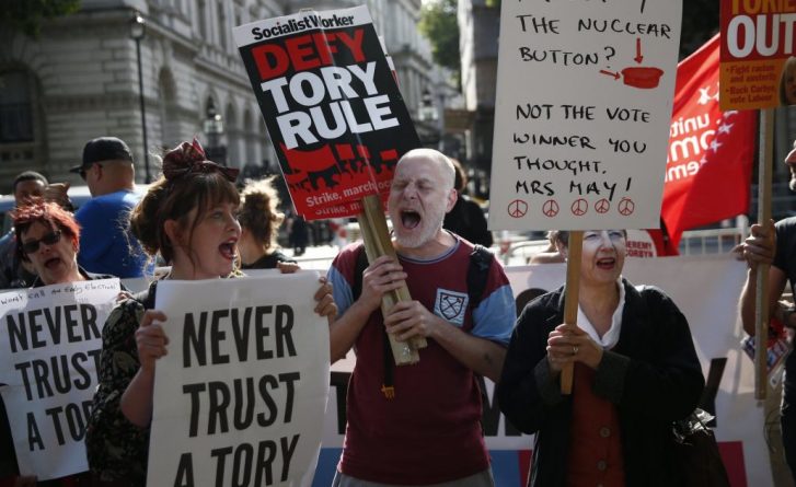 Общество: Лондонцы потребовали отставки Мэй в акции протеста на Downing Street