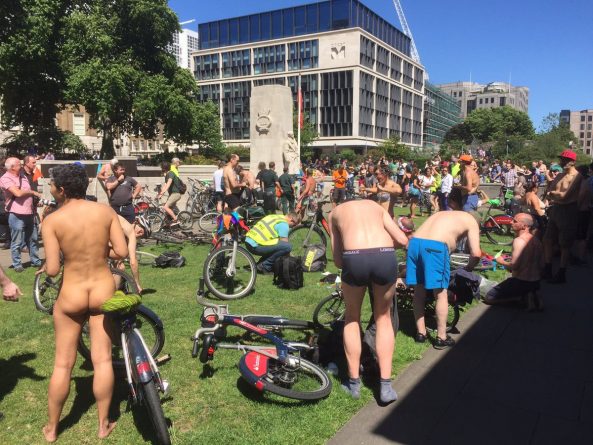 Общество: Сотни голых велосипедистов выехали на улицы Манчестера в ходе очередного World Naked Bike Ride