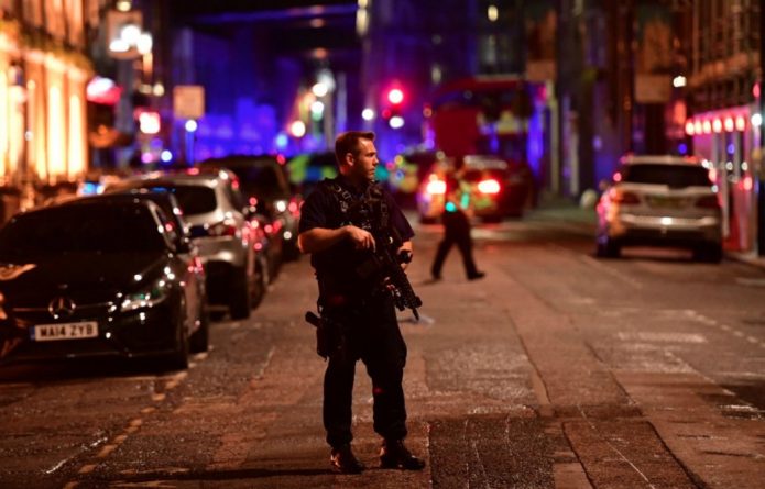 Происшествия: Офицера полиции серьезно ранили во время инцидента на London Bridge