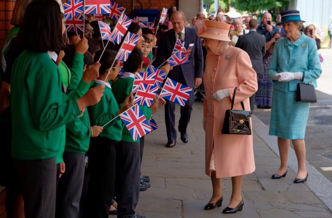 Знаменитости: Елизавета II воссоздала знаменитую поездку королевы Виктории