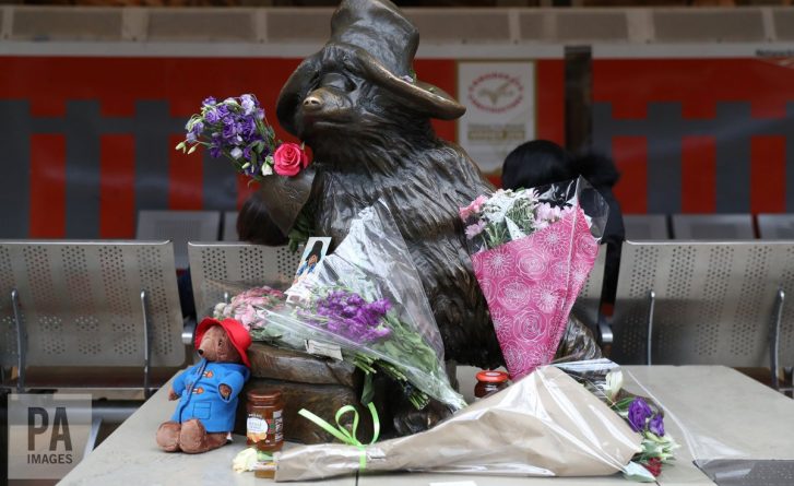 Общество: Лондонцы почтили память автора книг о мишке Паддингтоне