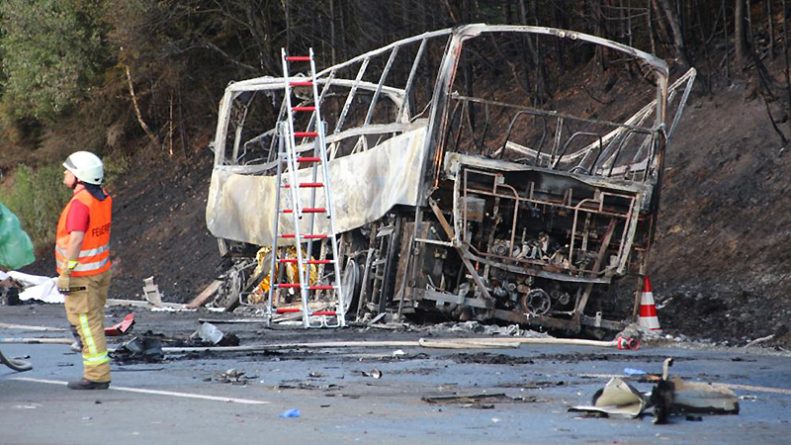 Без рубрики: В Германии на трассе сгорел туристический автобус