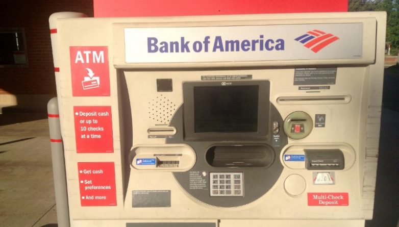 В мире: Рабочего случайно заперли в банкомате