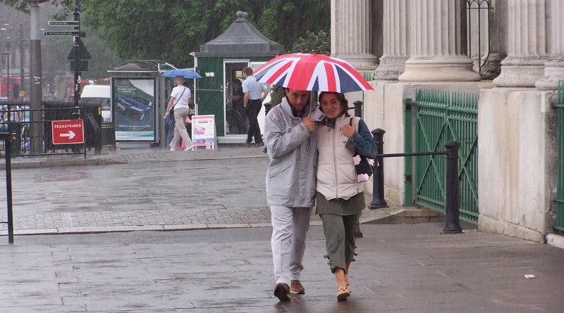 Наводнения грозят большей части Британии 18072017 Погода: Наводнения грозят большей части Британии